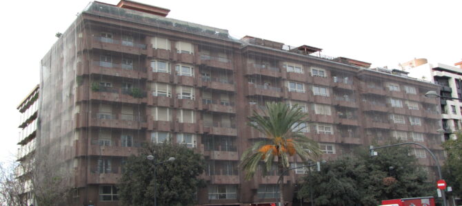 Reparación de daños en la fachada de un edificio de viviendas en Avenida de Aragón, Valencia