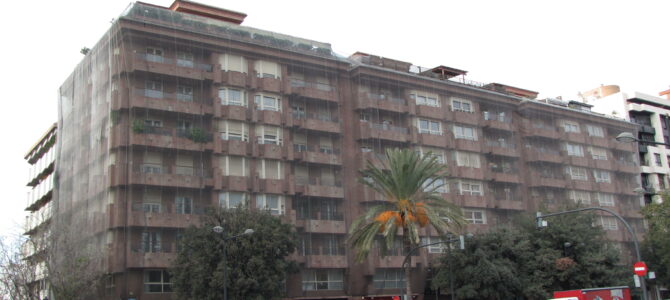 Reparación de daños en la fachada de un edificio de viviendas en Avenida de Aragón, Valencia Reparación de daños en la fachada de un edificio de viviendas en Avenida de Aragón, Valencia